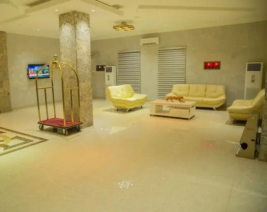 Maxbe Continental Hotel - Lobi