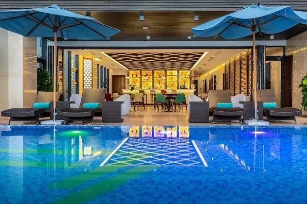 Maximilan DaNang Beach Hotel - Havuz