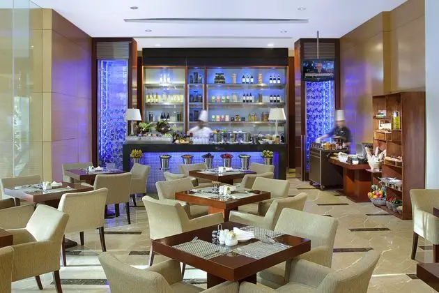 The Mayflower, Jakarta - Marriott Executive Apt - Yeme / İçme