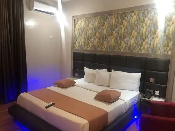 Mayors & Diplomat Suite GRA