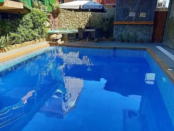 MB's Garden Inn - Havuz