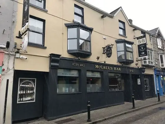 McCauls Bar & Guesthouse - Dış Mekan