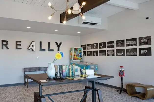 Hotel McCoy - Art, Coffee, Beer, Wine - Lobi