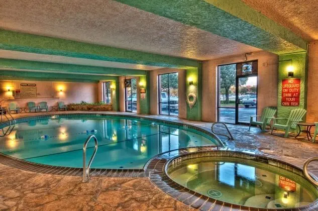 MCM Elegante Suites - Havuz
