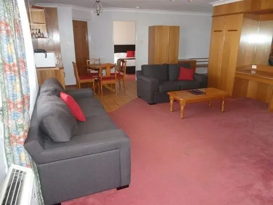McNevins Warwick Motel