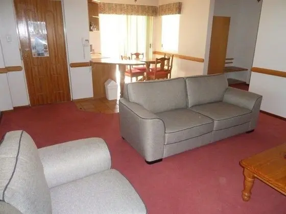 McNevins Warwick Motel - Genel