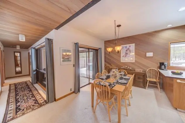 Meadow House #70 by Village Properties at Sunriver - Mutfak