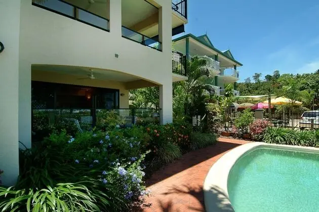 The Mediterranean Beachfront Apartments - Havuz