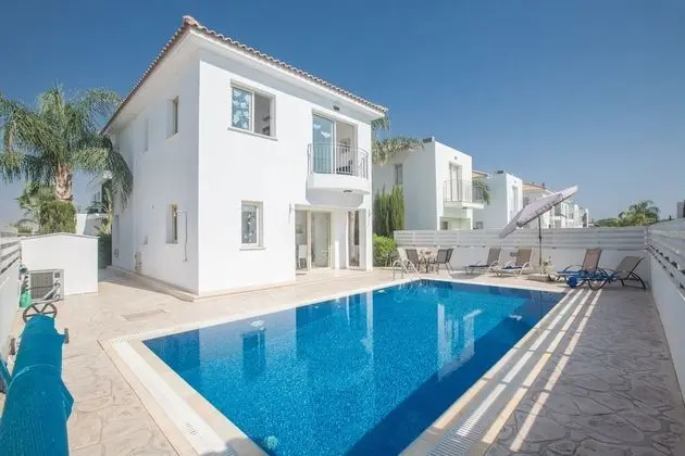 Villa Megan, modern 3bdr Villa, close to the Beach