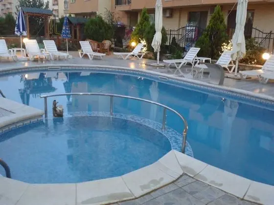 Megas Apartments - Havuz