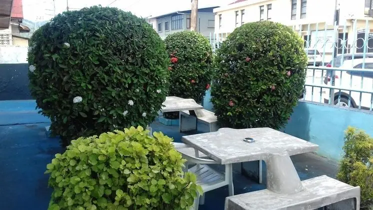 Melbourne Inn Trinidad - Dış Mekan