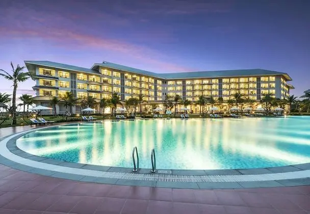 Melia Vinpearl Cua Hoi Beach Resort - Havuz