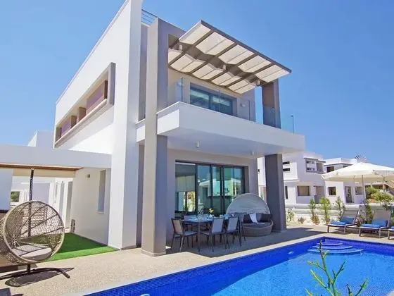 Melody Pernera in Pernera