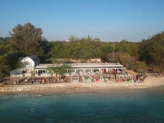 Meno Mojo Beach Resort - Plaj