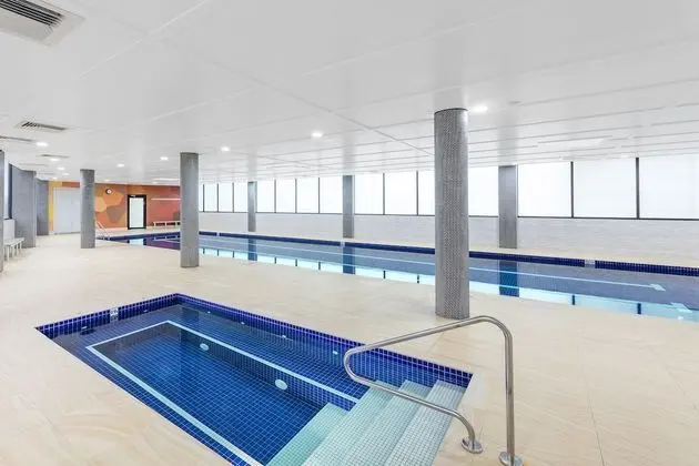 Meriton Suites Church Street, Parramatta - Havuz