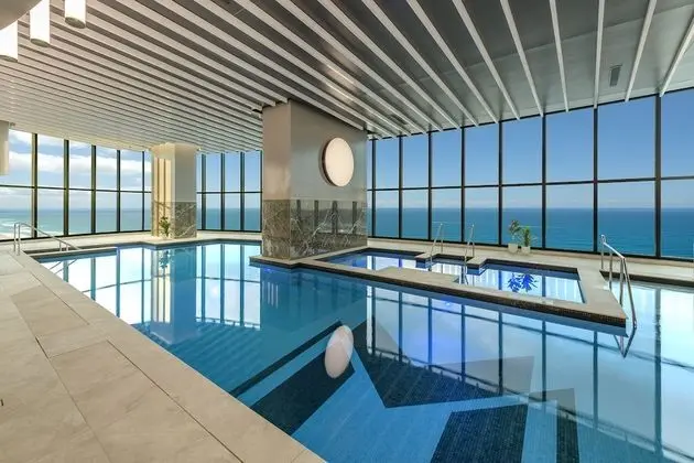 Meriton Suites Surfers Paradise - Havuz