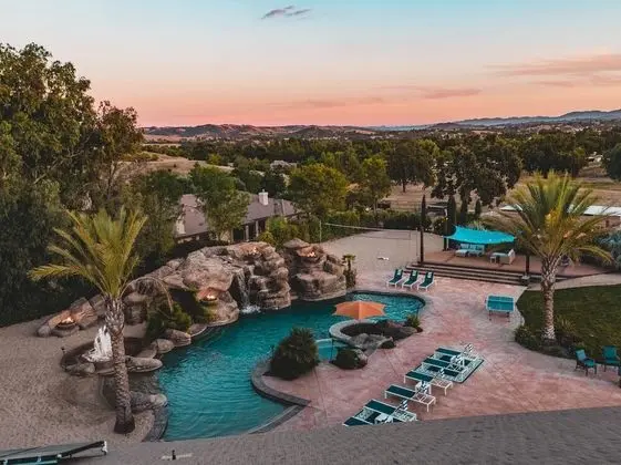 Mermaid by Avantstay Private Estate w/ Pool, Volleyball & Arcade! - İç Mekan