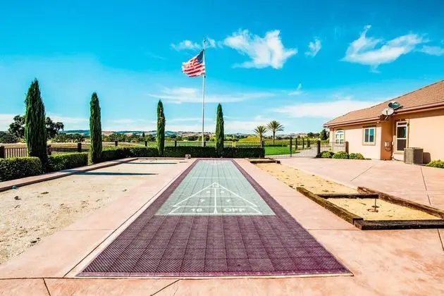 Mermaid by Avantstay Private Estate w/ Pool, Volleyball & Arcade! - İç Mekan