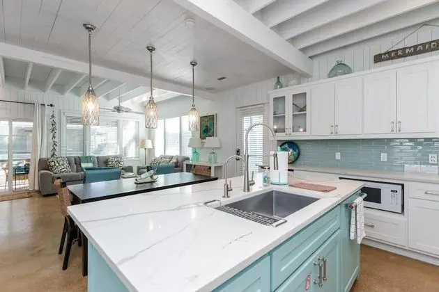 The Mermaid Inn - 4BR in Heart of Downtown Port A