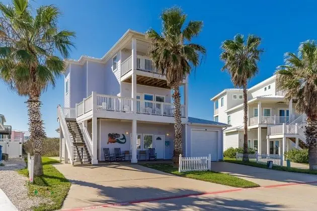 Mermaids Lair - Large 4BR House - Steps From Beach