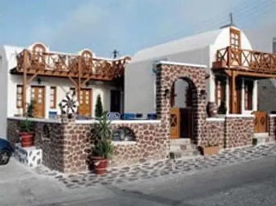 Merovigliosso Studios and Apts.