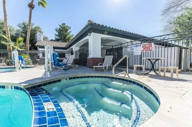 Metro Chandler Apartments - Havuz