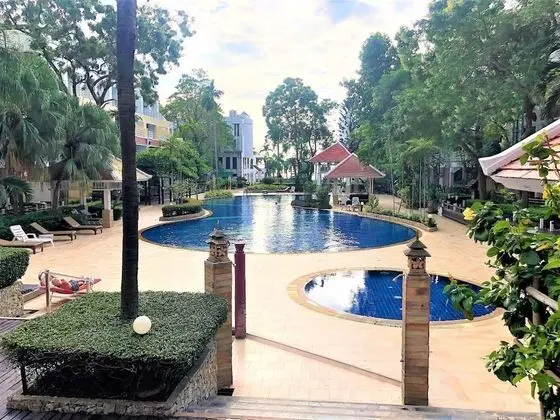 Metro Jomtien Condotel - Havuz