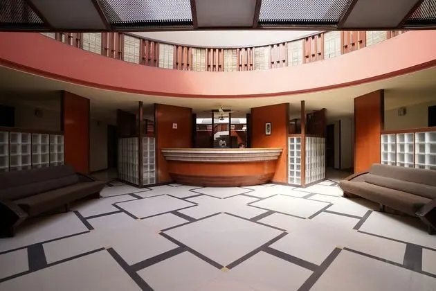 Metropolis Hotel