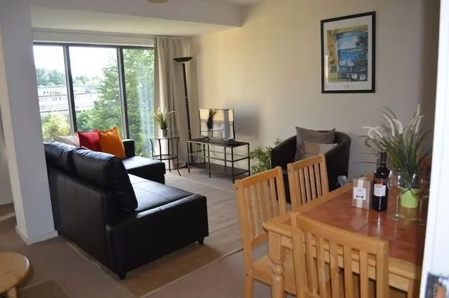 MetroStays - Riverside Apartment