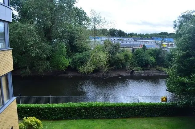 MetroStays - Riverside Apartment