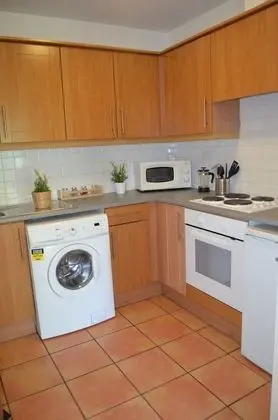 MetroStays - Riverside Apartment - Mutfak