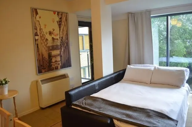 MetroStays - Riverside Apartment - Oda Düzeni