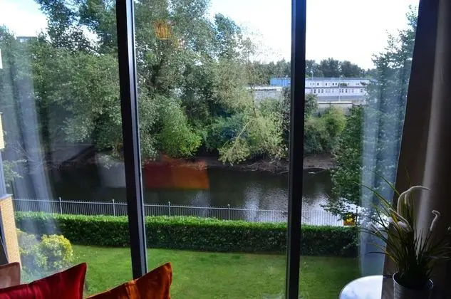 MetroStays - Riverside Apartment - Oda Manzaraları