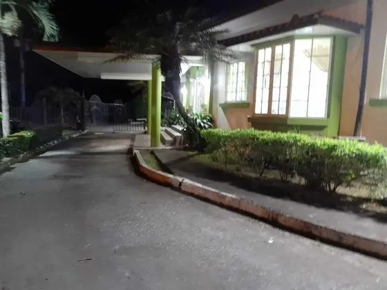 Mi Casa Asi de Grande - Lobi