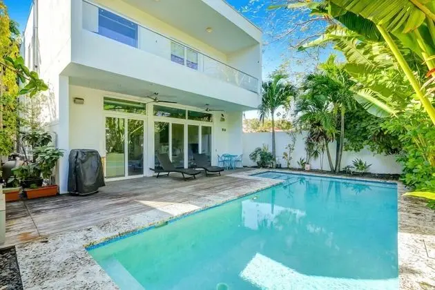 Miami Abode - Private & Sanitized, Perfect for Working From Home. Private Pool, Pet Friendly. Super-host Support