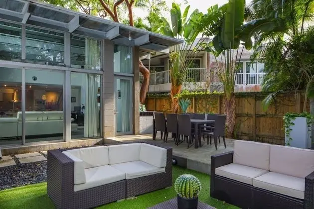 Miami Regatta House - Perfect for Social Distancing & Working From Home. Private Pool & Courtyard, Pet Friendly. Comes With 1-1 Guest House. Super-host Support