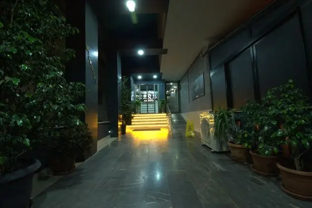 Mic Royal Hotel +12