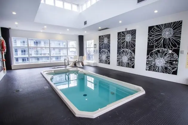 MiCasa Suites - Stylish Condo in the Heart of Downtown - Havuz