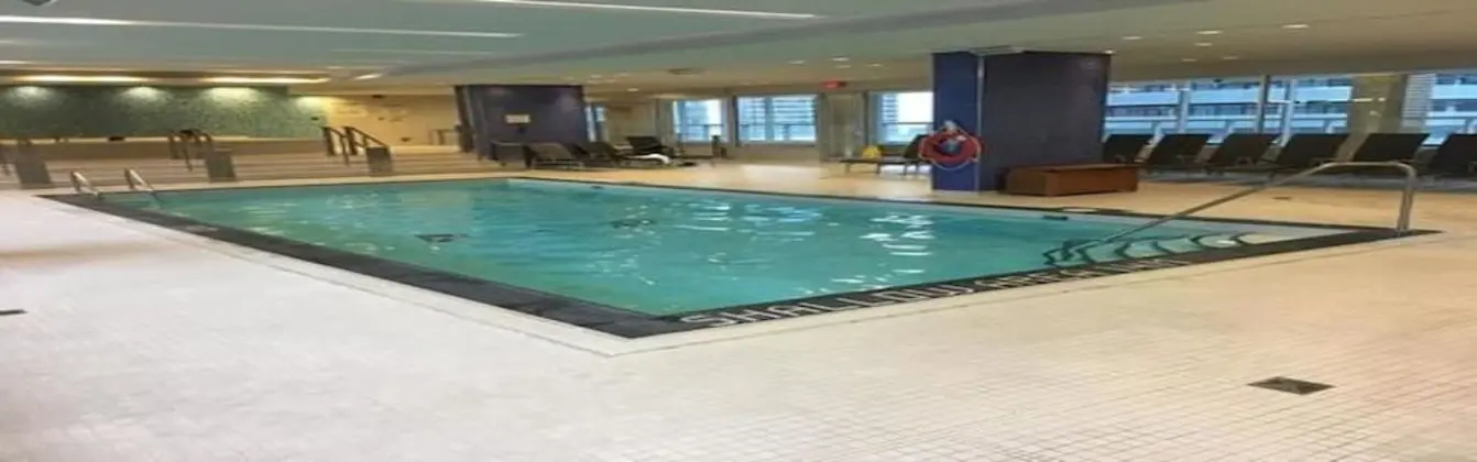 MiCasa Suites - Stylish Condo in Maple Leaf Square - Havuz