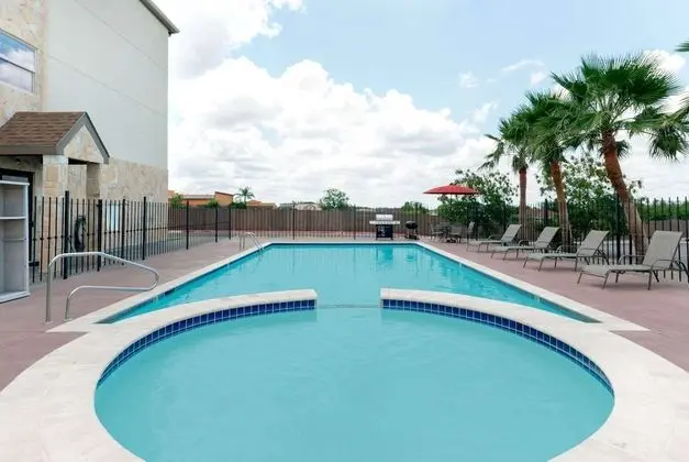 Microtel Inn and Suites Eagle Pass - Havuz