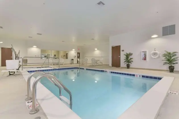 Microtel Inn And Suites Minot - Havuz
