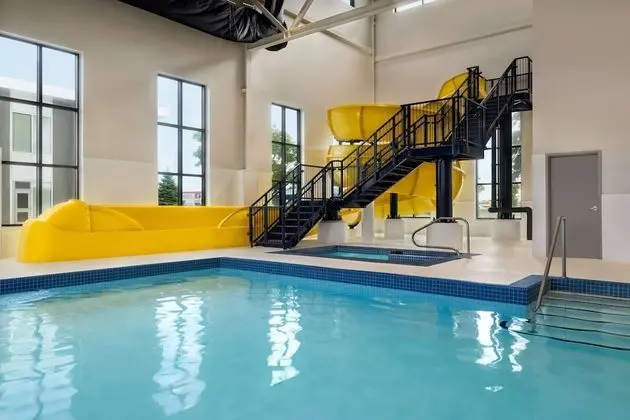 Microtel Inn & Suites Montreal Airport - Dorval QC - Havuz