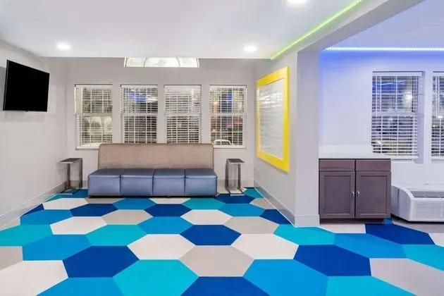 MICROTEL INN & SUITES BY WYNDHAM ATHENS - Lobi