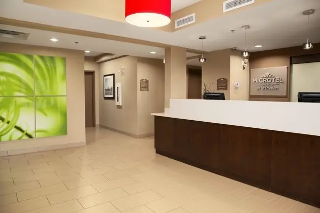 Microtel Inn & Suites By Wyndham Blackfalds - Lobi
