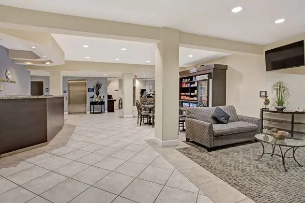 MICROTEL INN & SUITES BY WYNDHAM BROOKSVILLE - Lobi