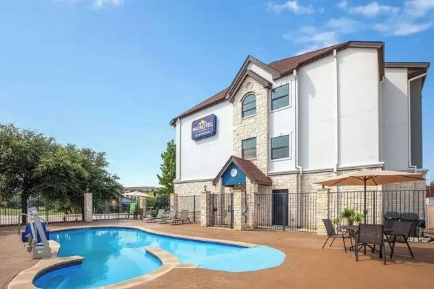 MICROTEL INN & SUITES BY WYNDHAM BUDA AT CABELA'S - Havuz