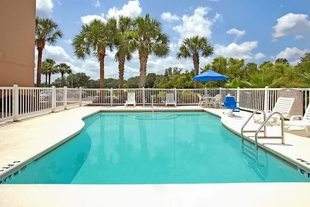 MICROTEL INN & SUITES BY WYNDHAM BUSHNELL - Havuz