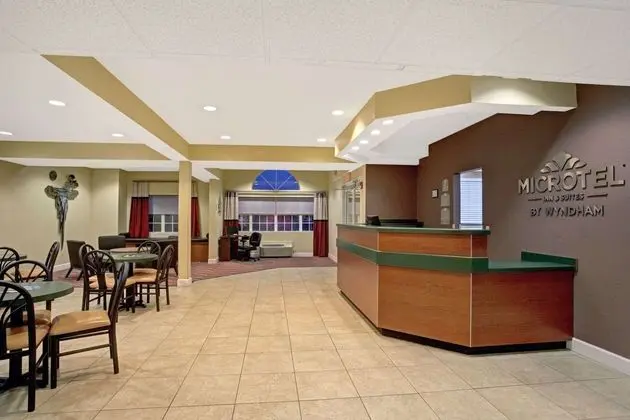 MICROTEL INN & SUITES BY WYNDHAM BUSHNELL - Lobi