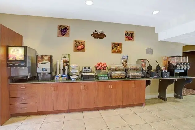 MICROTEL INN & SUITES BY WYNDHAM BUSHNELL - Yeme / İçme
