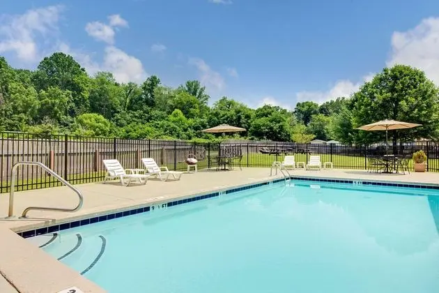MICROTEL INN & SUITES BY WYNDHAM CHEROKEE - Havuz